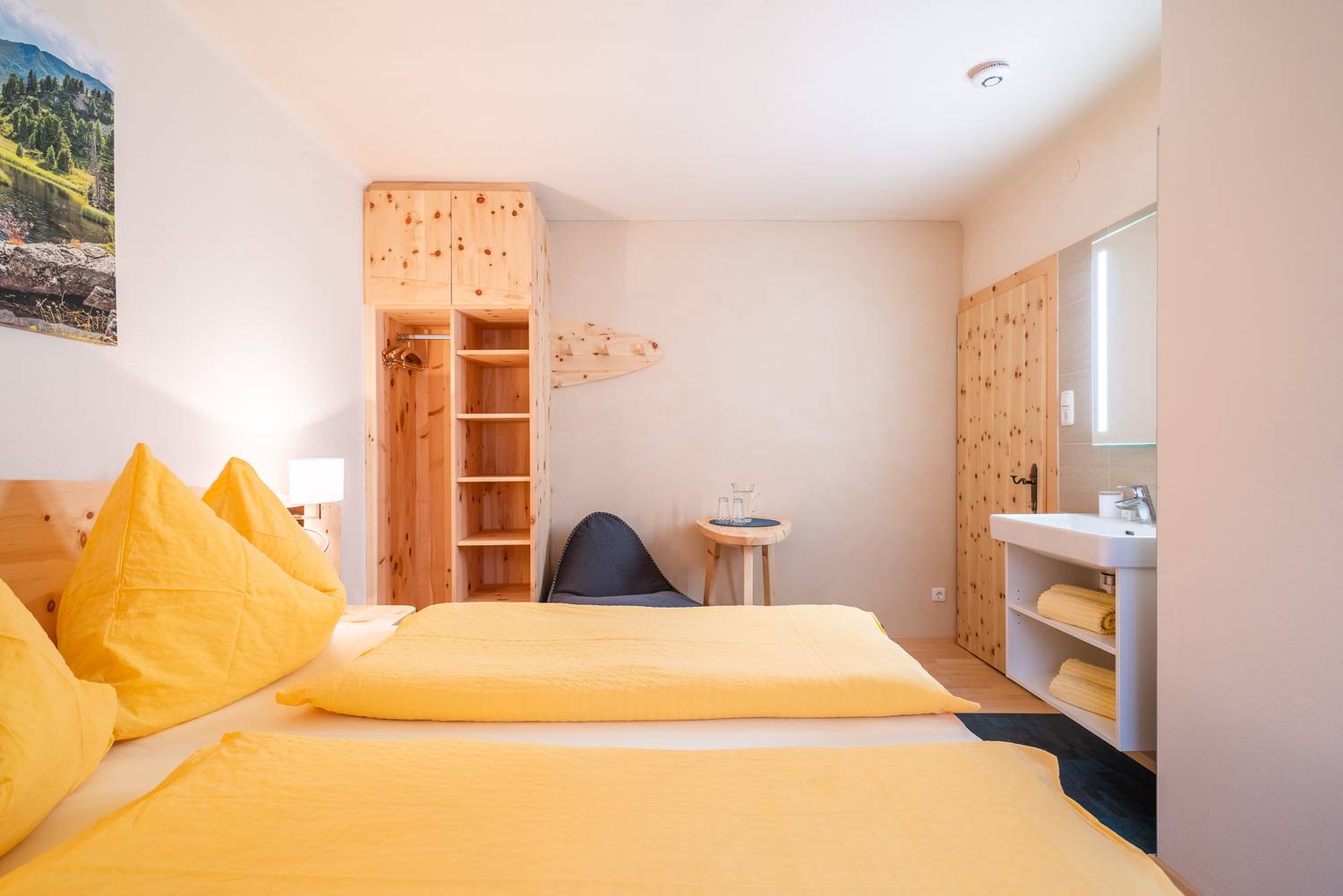 Schlafzimmer aus Zirbe-Vollholz mit Blick zum Mirnock