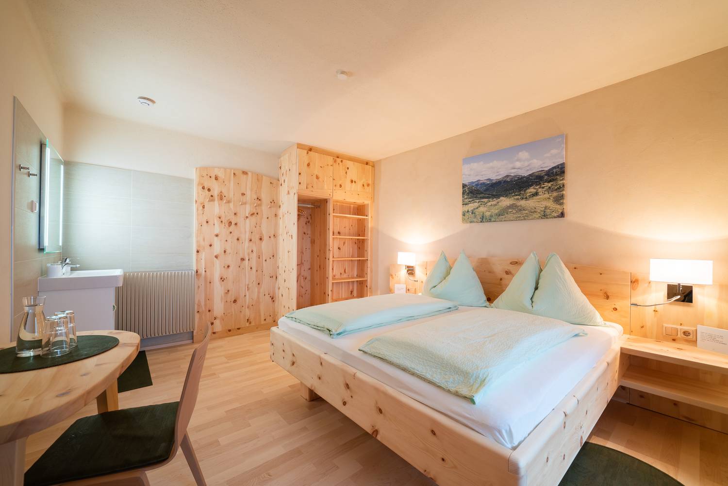 Schlafzimmer aus Zirbe-Vollholz mit Seeblick